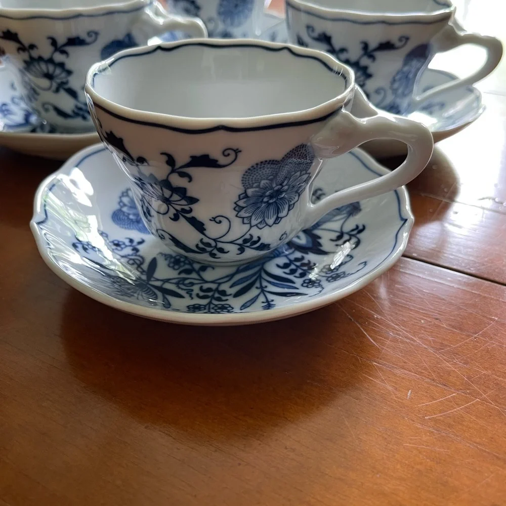 Set of 4 blue Danube teacups and matching saucers. No flaws! - Picture 2 of 5